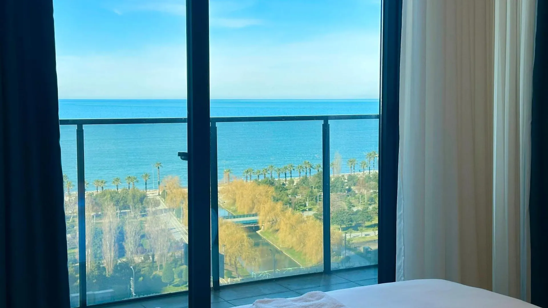 Business Studio Near Grand Bellagio Casino バトゥーミ アパート